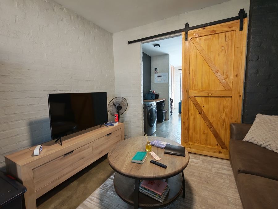 To Let 1 Bedroom Property for Rent in Kannoniers Park North West